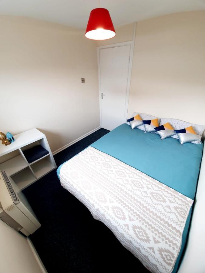Rayleigh Town Centre 3 Bedroom Apartment Екстер'єр фото